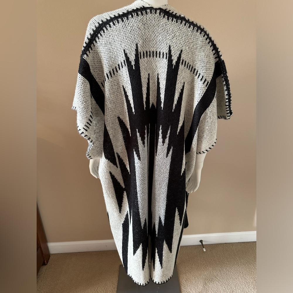 Rue 21 Black and White One Size Wrap Sweater